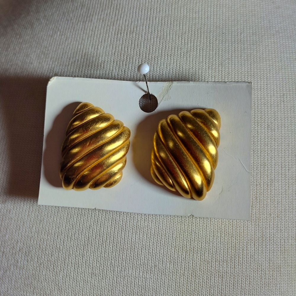 Kenneth Cole Matte Gold Earrings NWOT